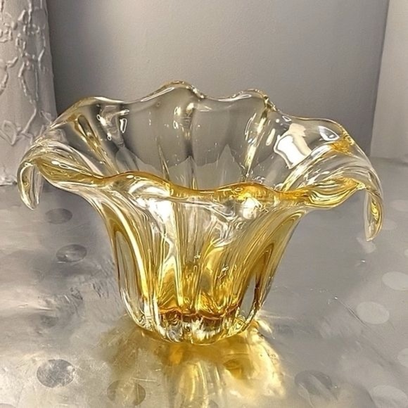 Mid-Century Modernist Hand-Blown Murano Glass Fluted Vase in Citrine​​ - Picture 2 of 9